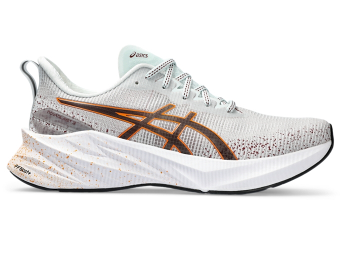 ASICS NOVABLAST 3 TR - Zapatillas de running neutras - nature  bathing/golden yellow/marrón 