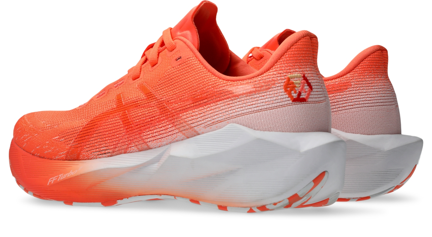 Женские кроссовки ASICS Novablast 6 Tenka, цвет: Яркий коралловый / Белый — фото 3