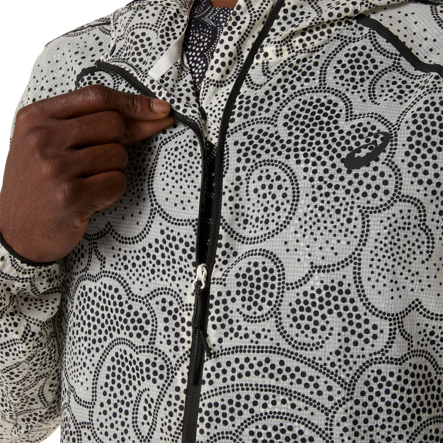 Мужская куртка ASICS Limited Series Wind Breaker, цвет: Чёрный / Кремовый — фото 4