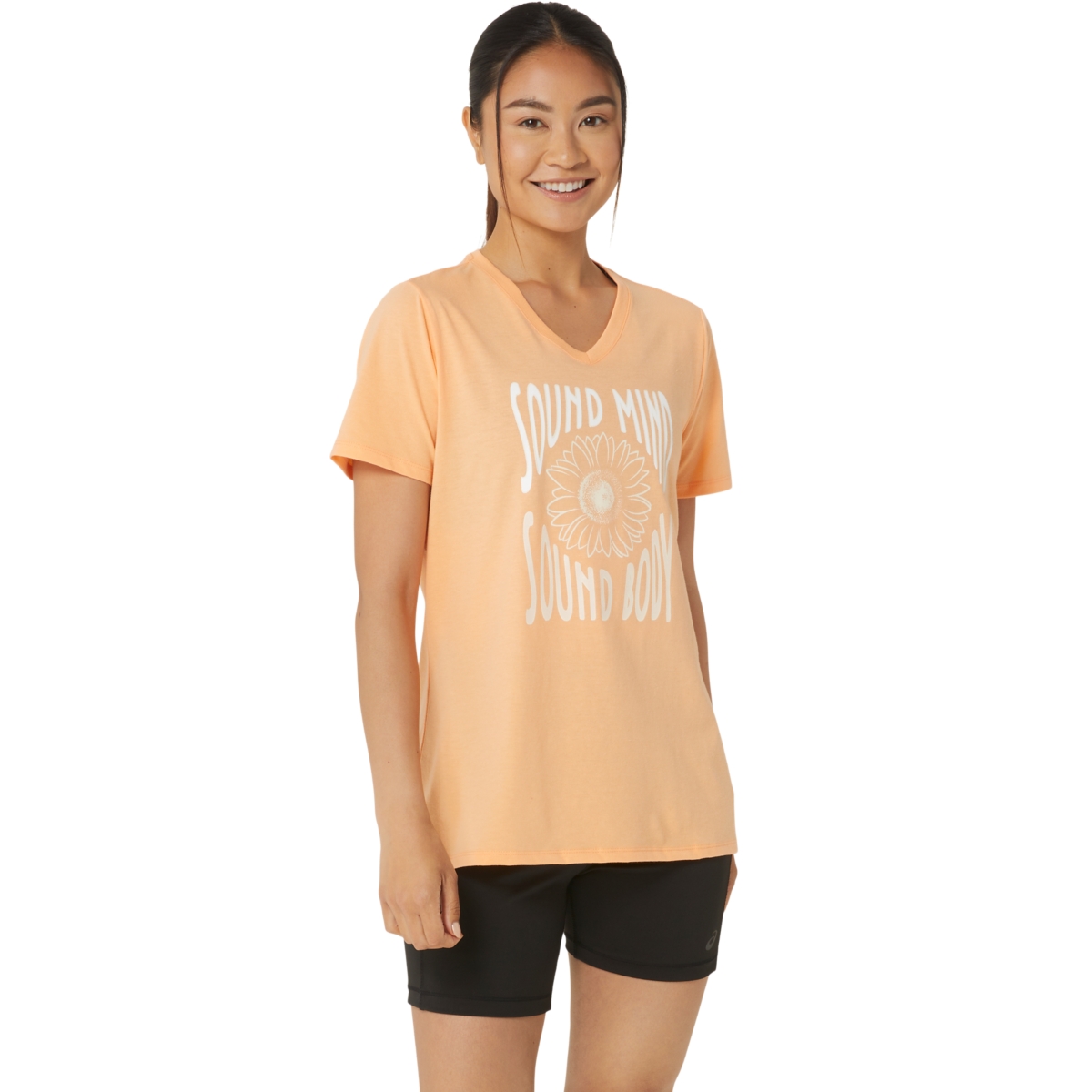 Женская одежда ASICS SUNFLOWER SLOGAN V-NECK 2032C622