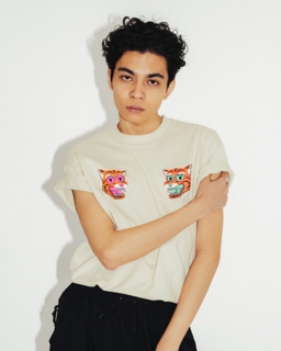 GRAPHIC TEE ALMOND MILK