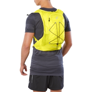 LIGHTWEIGHT RUNNING BACKPACK | MEN | LEMON SPARK | ASICS UAE