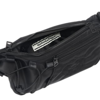 SMALL MESSENGER BAG - BLACK/BLACK | Onitsuka Tiger Hong Kong